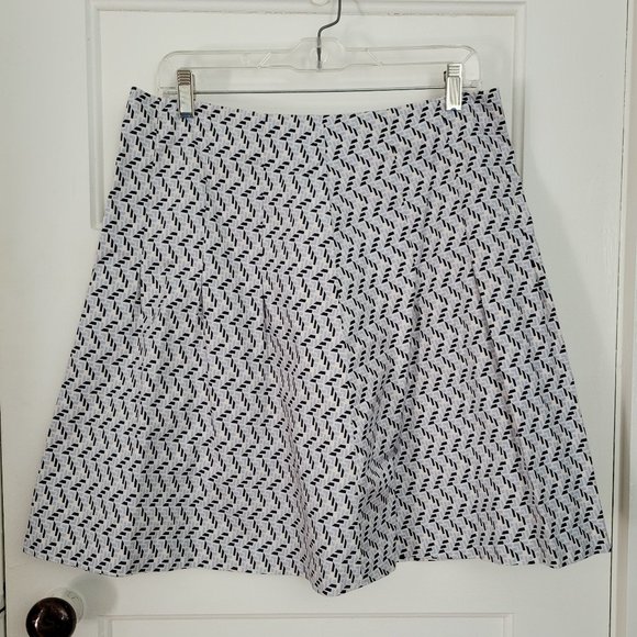Old Navy A-Line Pleated Flare Skirt with Geometric pattern. Size 8 - Picture 1 of 3